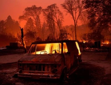 Συγκλονιστικό βίντεο: Κάμεραμαν κυκλωμένος από τις φλόγες στην Καλιφόρνια